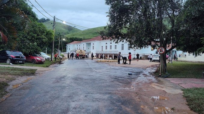 Área residencial inundada após desastre natural