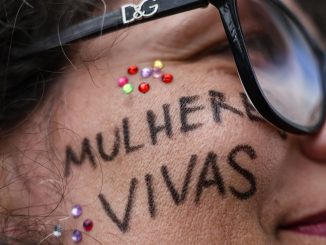 Policial atende mulher em operação de combate à violência doméstica. Foto: Marcelo Camargo/Agência Brasil