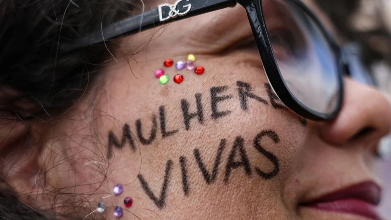 Policial atende mulher em operação de combate à violência doméstica. Foto: Marcelo Camargo/Agência Brasil