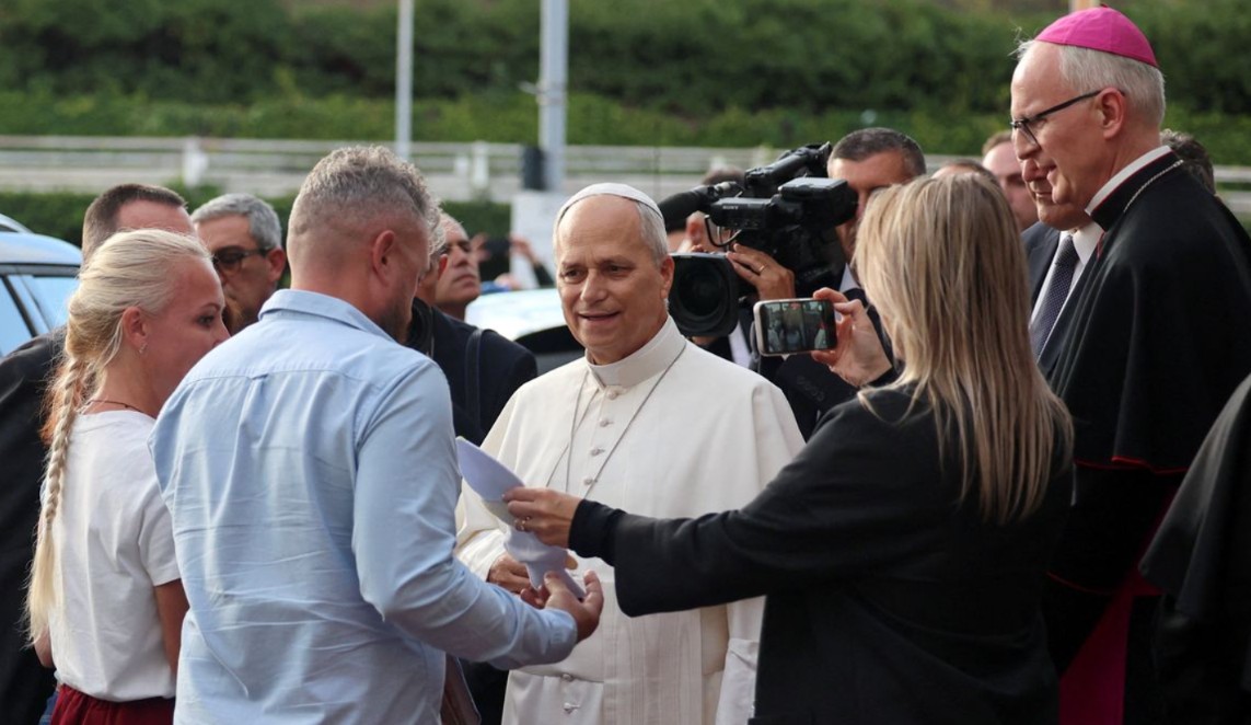 Papa Leão XIV retorna ao Vaticano quatro dias após cirurgia contra câncer de pulmão