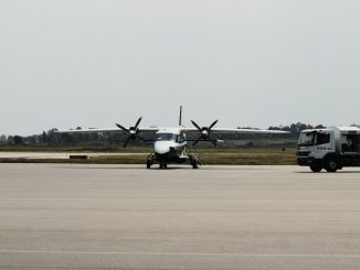 Avião comercial sendo abastecido com querosene de aviação em pátio de aeroporto