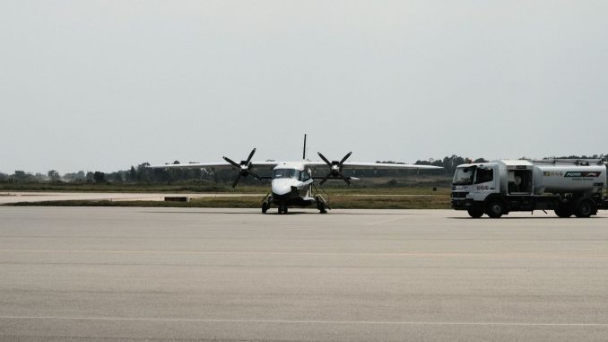 Avião comercial sendo abastecido com querosene de aviação em pátio de aeroporto