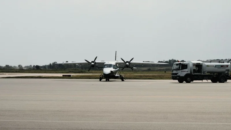 Avião comercial sendo abastecido com querosene de aviação em pátio de aeroporto