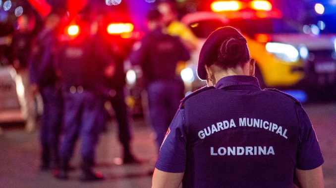 Viatura da Polícia Rodoviária Federal em rodovia durante operação de feriado