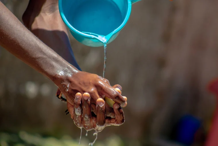 Profissionais de saúde em atendimento durante o surto de ebola na República Democrática do Congo. Foto: Israël Umba (Pexels)