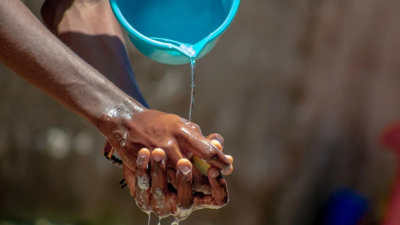 Profissionais de saúde em atendimento durante o surto de ebola na República Democrática do Congo. Foto: Israël Umba (Pexels)