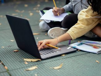 Estudantes usam computadores em sala de aula de escola pública com acesso à internet