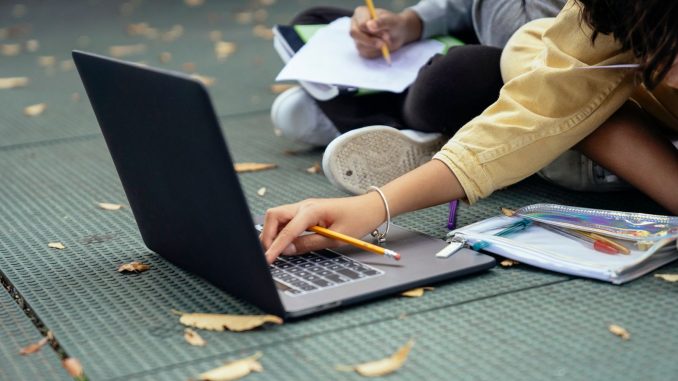 Estudantes usam computadores em sala de aula de escola pública com acesso à internet