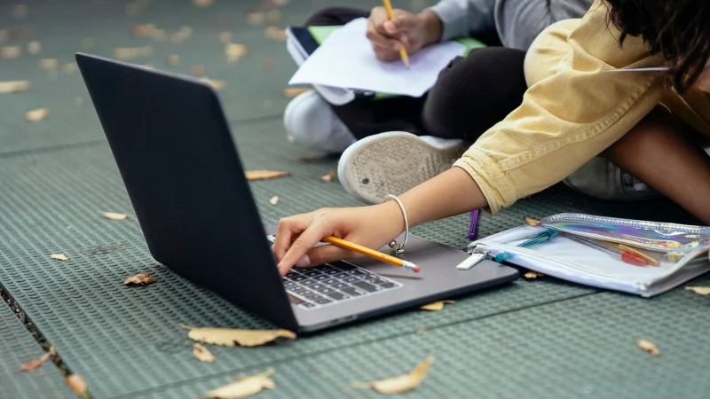 Estudantes usam computadores em sala de aula de escola pública com acesso à internet