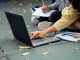 Estudantes usam computadores em sala de aula de escola pública com acesso à internet