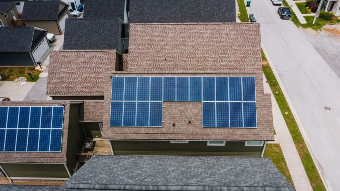 Painéis de energia solar instalados em telhado de residência