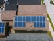 Painéis de energia solar instalados em telhado de residência
