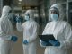 Profissionais de saúde em triagem sanitária contra o ebola em Nairóbi, no Quênia