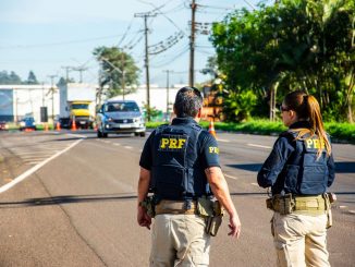 Viatura da Polícia Rodoviária Federal em fiscalização numa rodovia durante o feriado