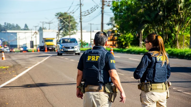 Viatura da Polícia Rodoviária Federal em fiscalização numa rodovia durante o feriado