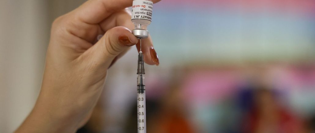 Profissional de saúde aplica vacina em criança em unidade de saúde. Foto: Tomaz Silva/Agência Brasil