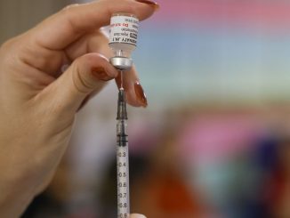 Profissional de saúde aplica vacina em criança em unidade de saúde. Foto: Tomaz Silva/Agência Brasil