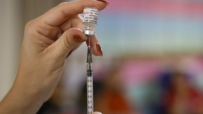 Profissional de saúde aplica vacina em criança em unidade de saúde. Foto: Tomaz Silva/Agência Brasil