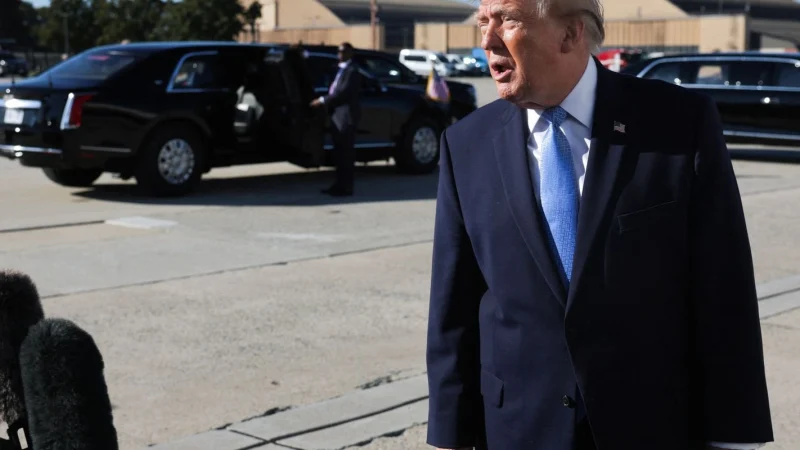 Donald Trump, presidente dos Estados Unidos, fala a jornalistas. Foto: Agência Brasil