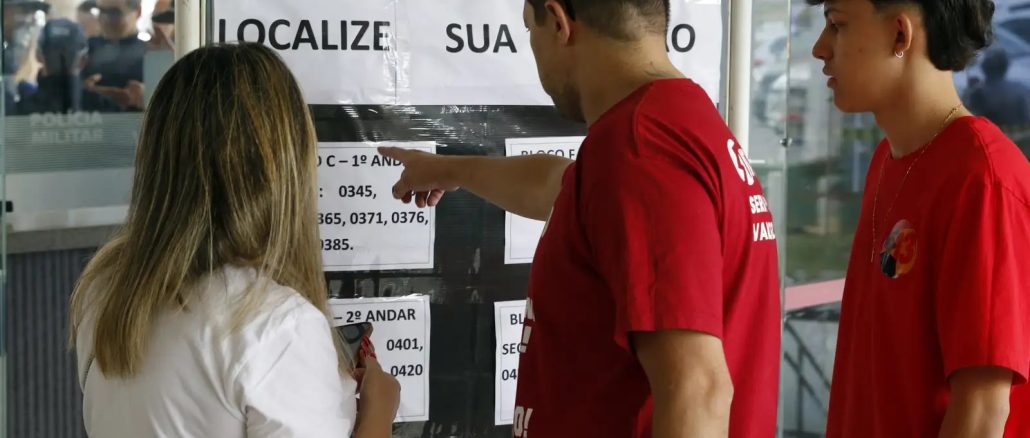 Eleitor consulta o local de votação no celular antes do segundo turno das eleições de 2026. Foto: Bruno Peres/Agência Brasil