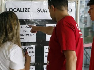 Eleitor consulta o local de votação no celular antes do segundo turno das eleições de 2026. Foto: Bruno Peres/Agência Brasil