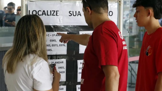 Eleitor consulta o local de votação no celular antes do segundo turno das eleições de 2026. Foto: Bruno Peres/Agência Brasil