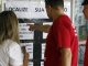 Eleitor consulta o local de votação no celular antes do segundo turno das eleições de 2026. Foto: Bruno Peres/Agência Brasil