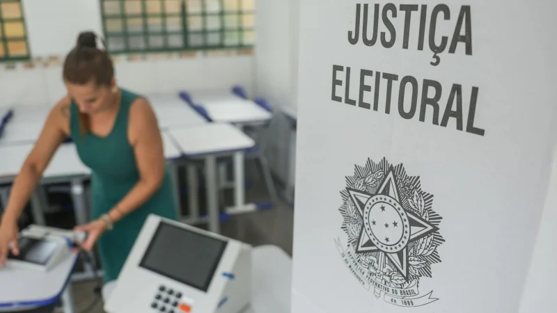 Urna eletrônica em seção eleitoral durante a votação do segundo turno das eleições de 2026. Foto: Joédson Alves/Agência Brasil