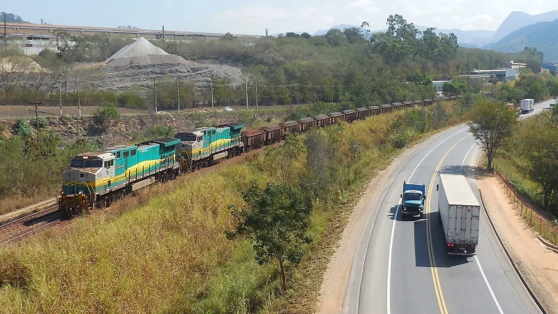 Área de extração de minério de ferro de mineradora, em operação. Foto: HVL (Wikimedia Commons)