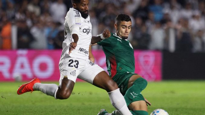 Jogadores de Vasco e Flamengo disputam a bola em partida recente. Foto: Agência Brasil
